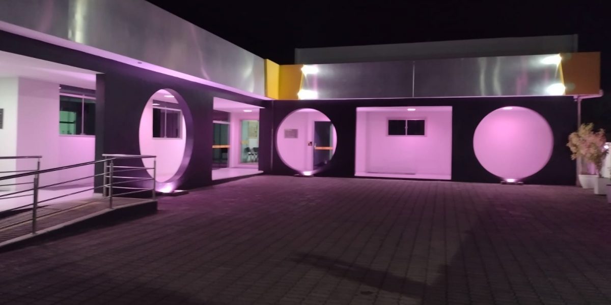 Com iluminação temática, Câmara de Vereadores de Cruz das Almas adere à campanha do Outubro Rosa