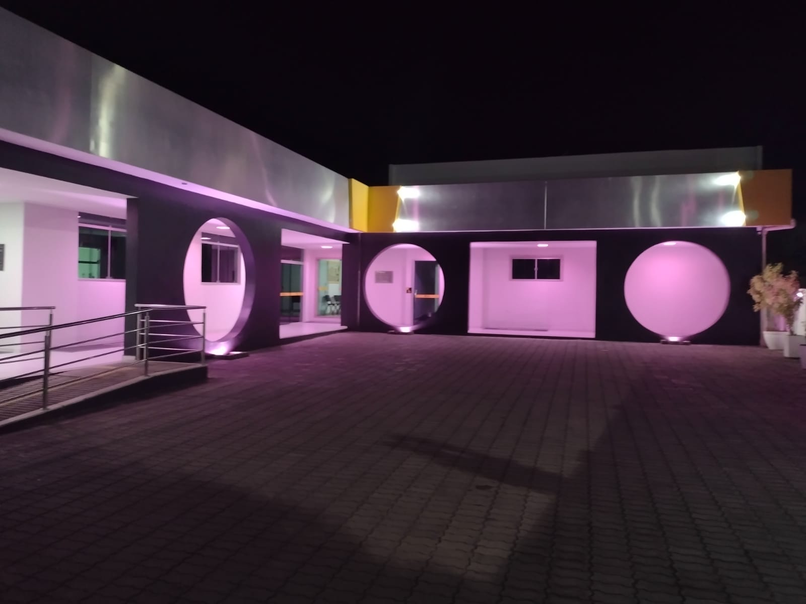 Com iluminação temática, Câmara de Vereadores de Cruz das Almas adere à campanha do Outubro Rosa