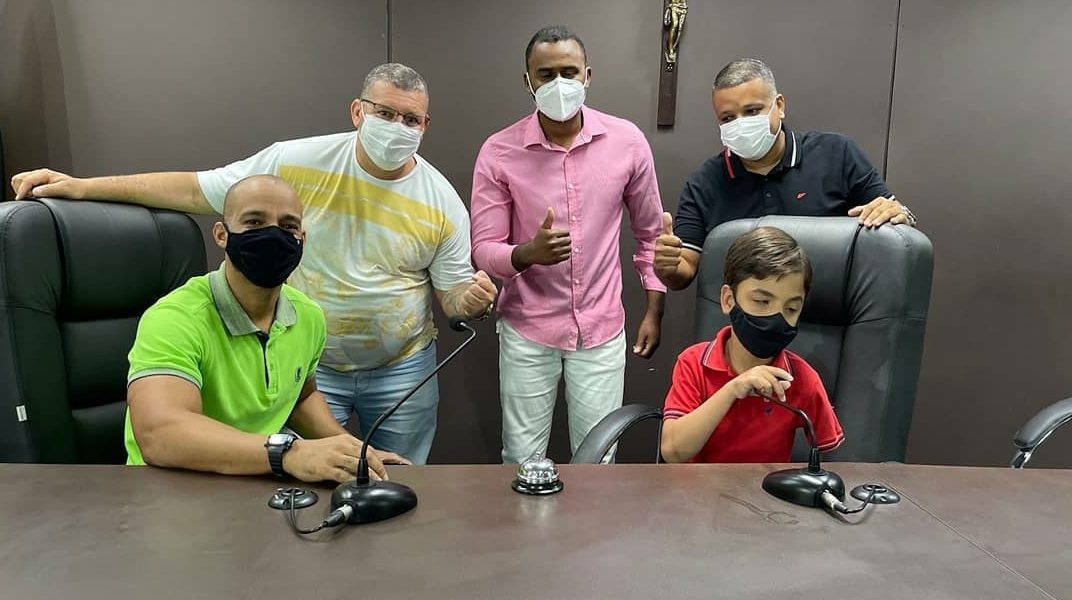 Criança visita Câmara de Vereadores e aprende sobre o cotidiano de um parlamentar