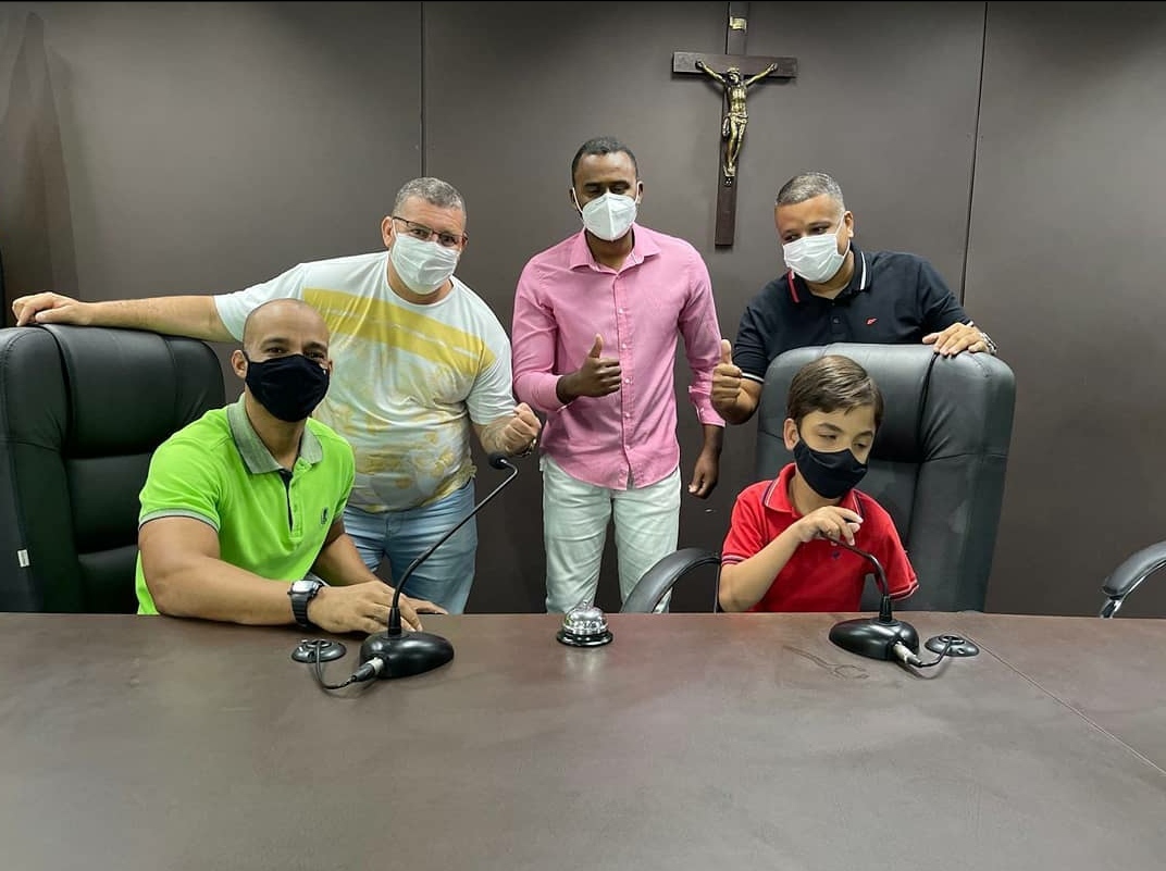 Criança visita Câmara de Vereadores e aprende sobre o cotidiano de um parlamentar